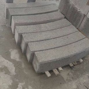 广西芝麻白弧形路牙石