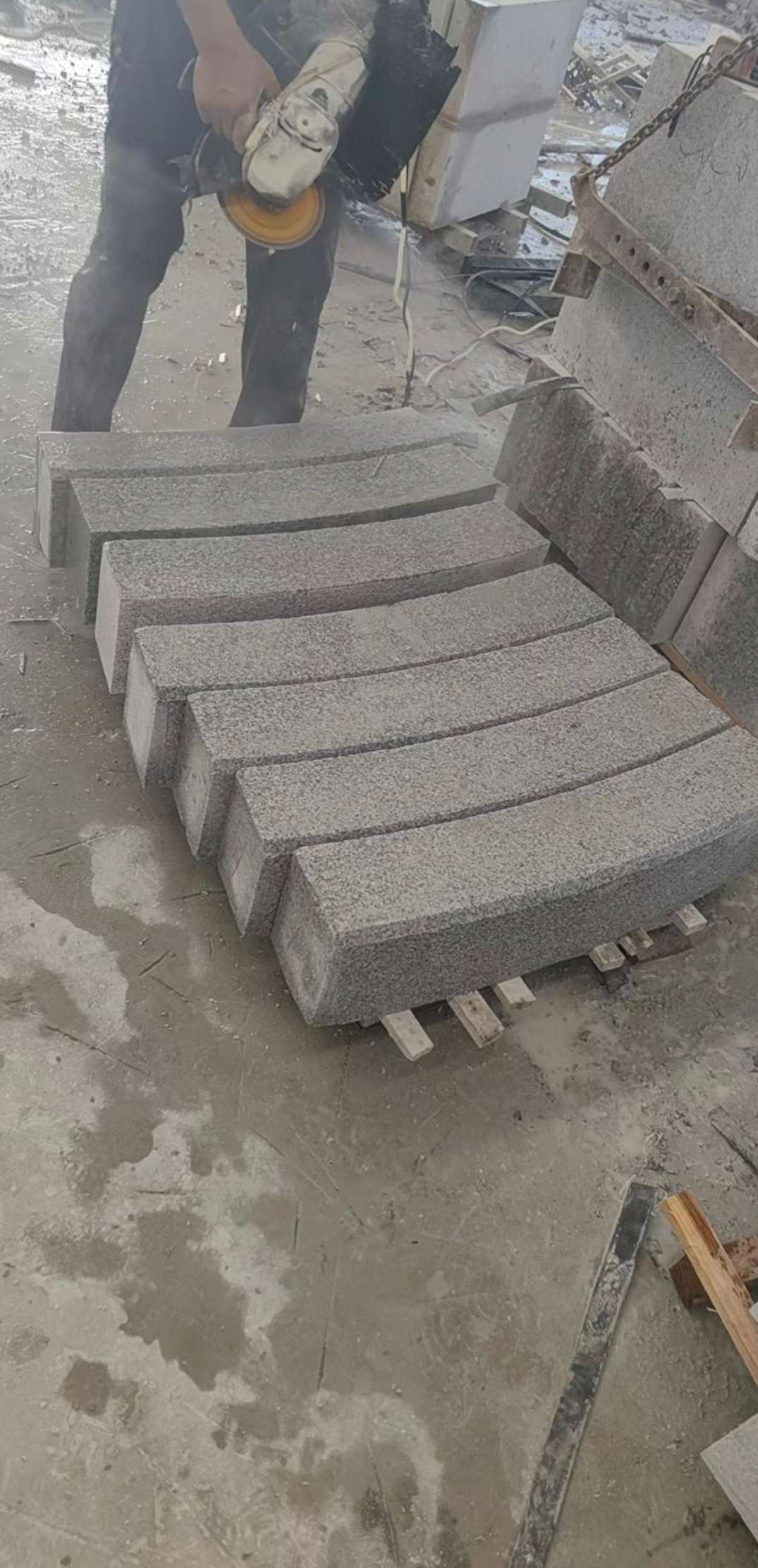 广西芝麻白弧形路牙石